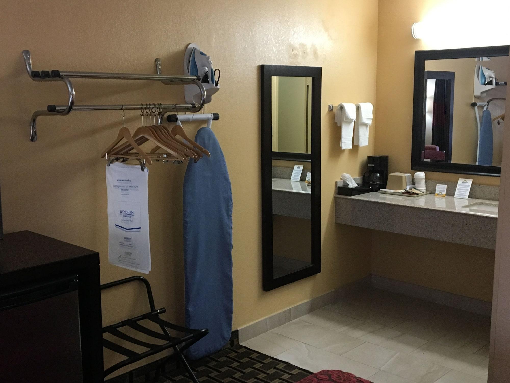 Days Inn By Wyndham Sarasota Bay Extérieur photo