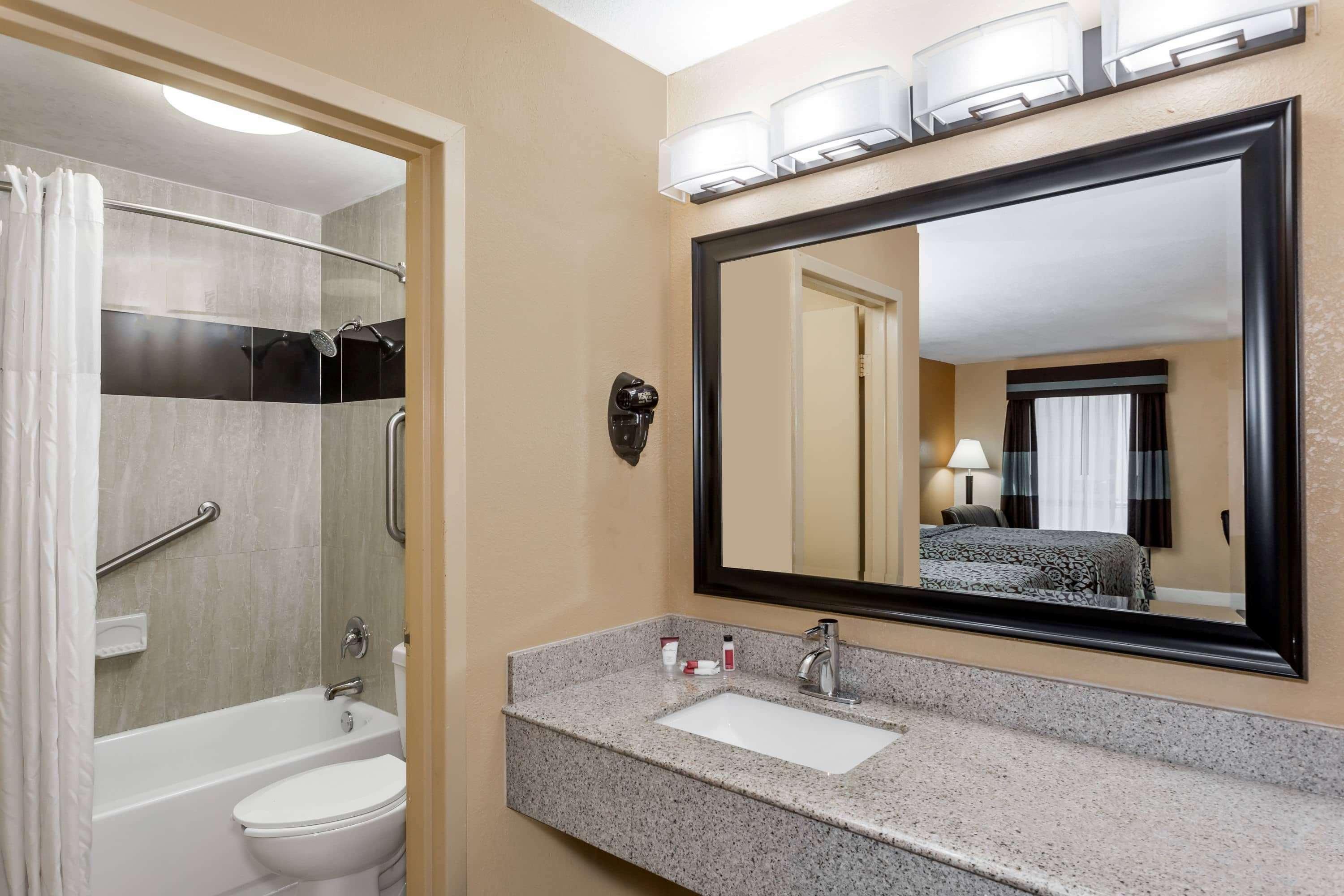 Days Inn By Wyndham Sarasota Bay Extérieur photo