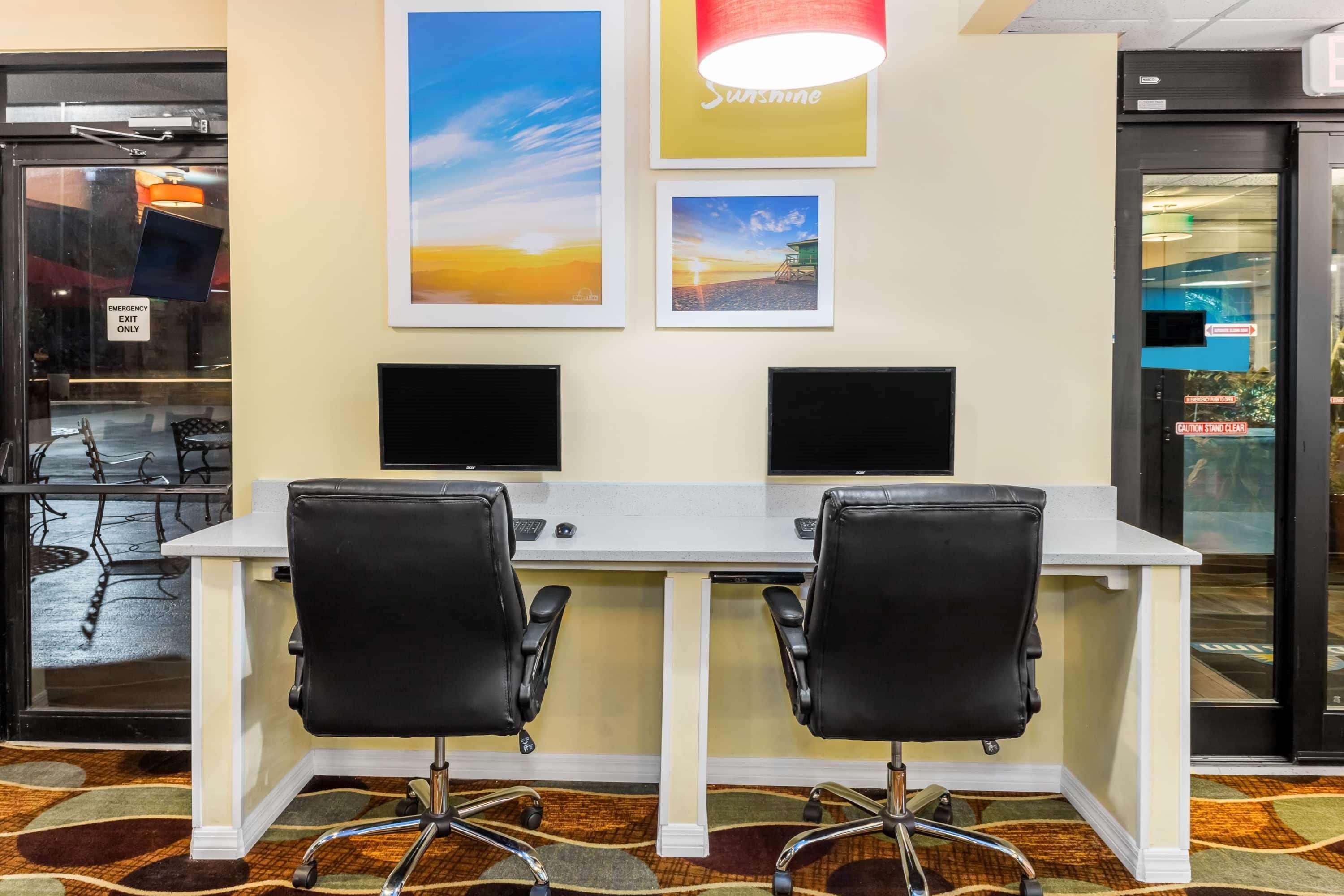 Days Inn By Wyndham Sarasota Bay Extérieur photo