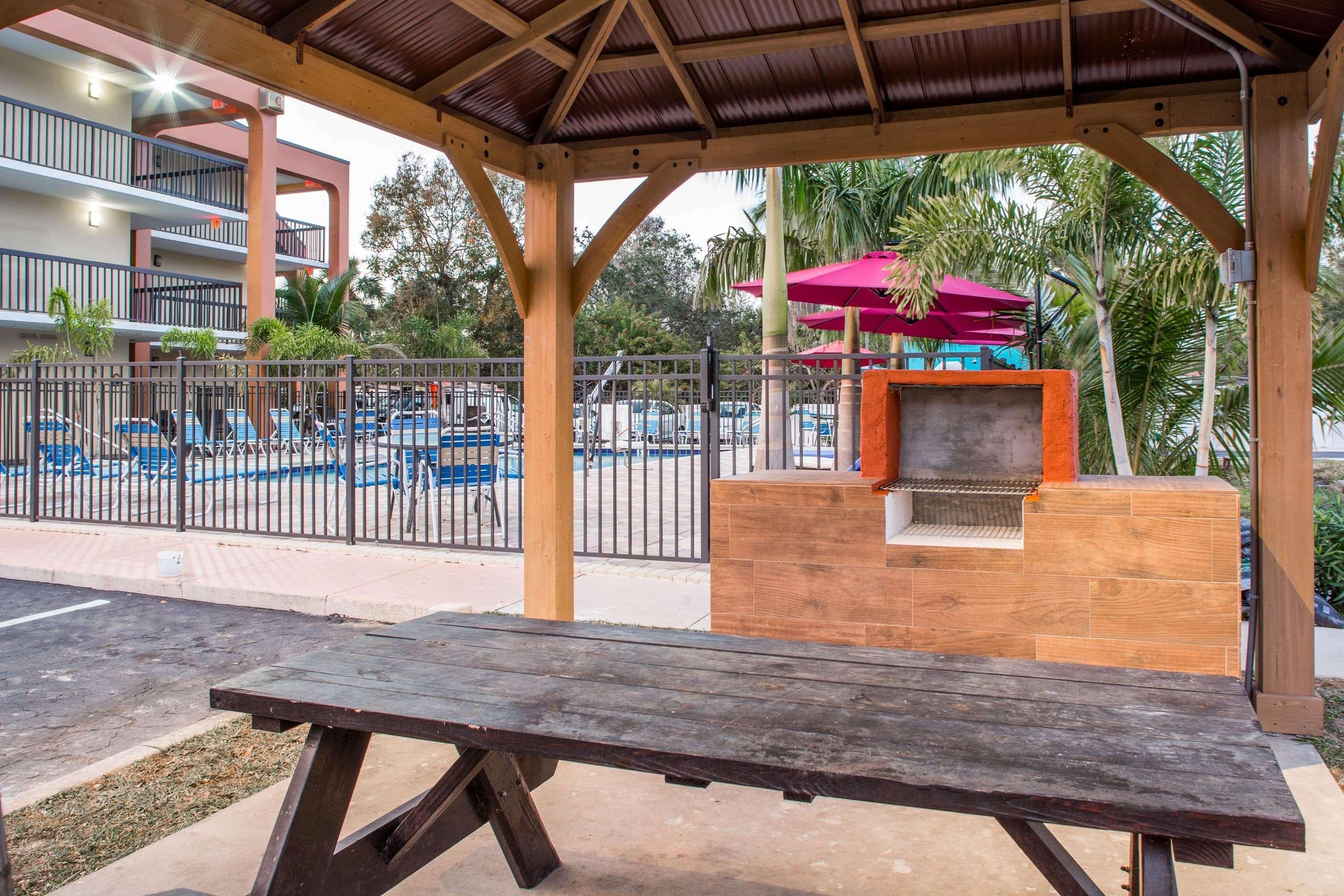 Days Inn By Wyndham Sarasota Bay Extérieur photo