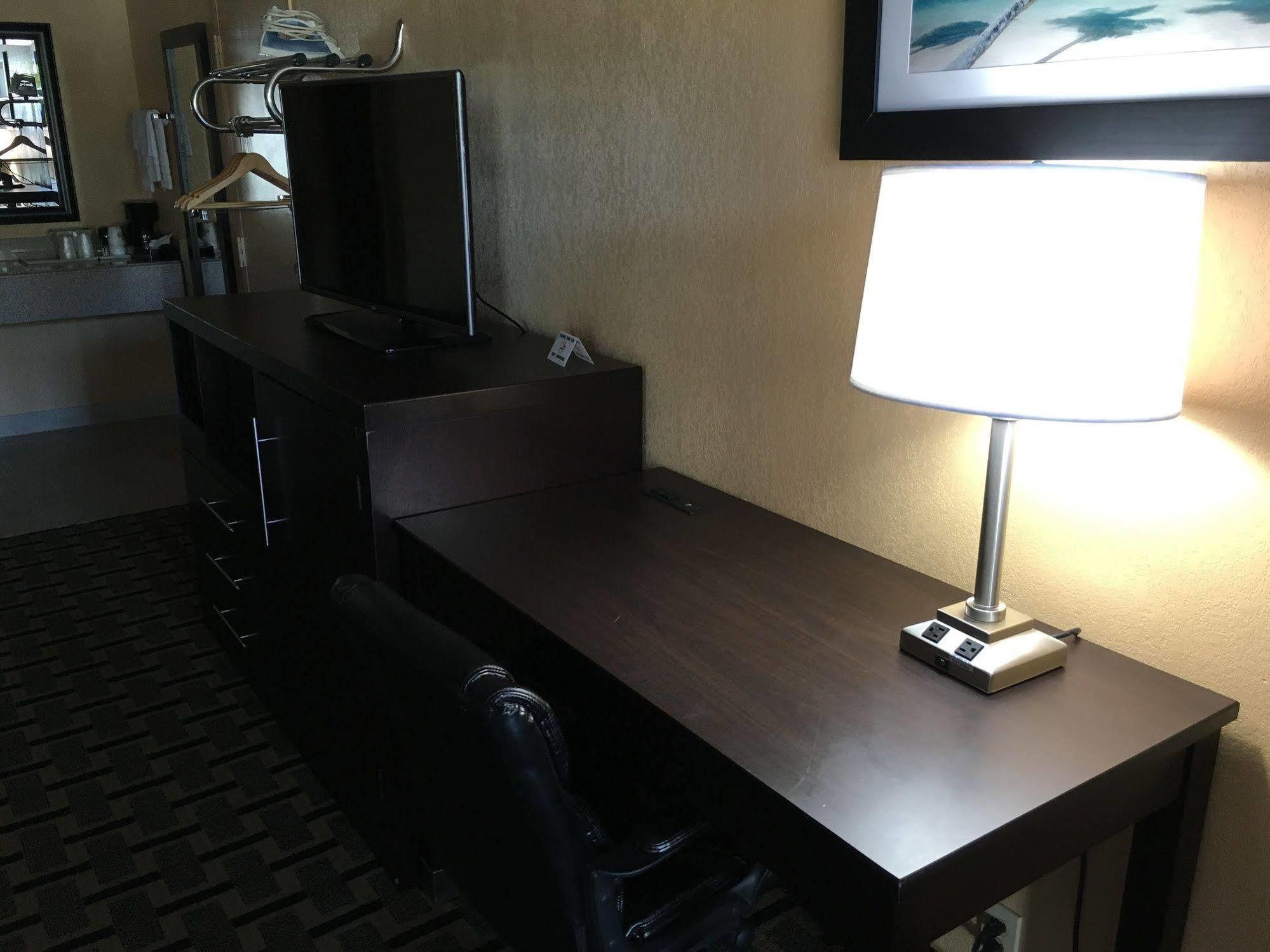 Days Inn By Wyndham Sarasota Bay Extérieur photo