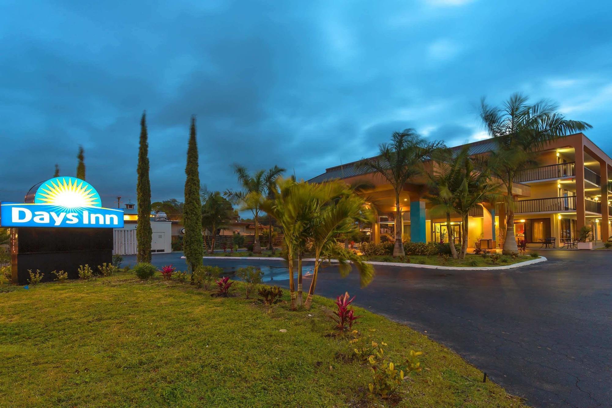 Days Inn By Wyndham Sarasota Bay Extérieur photo